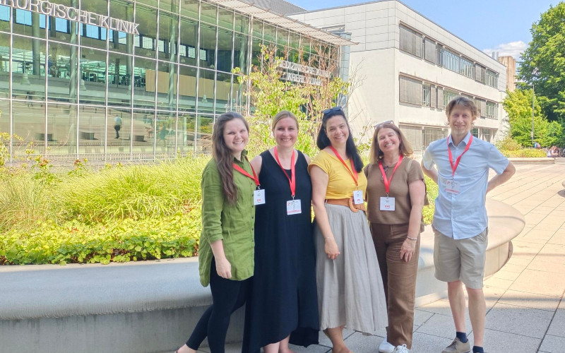 © HCW / privat Eine Gruppe von Personen vor einer Klinik