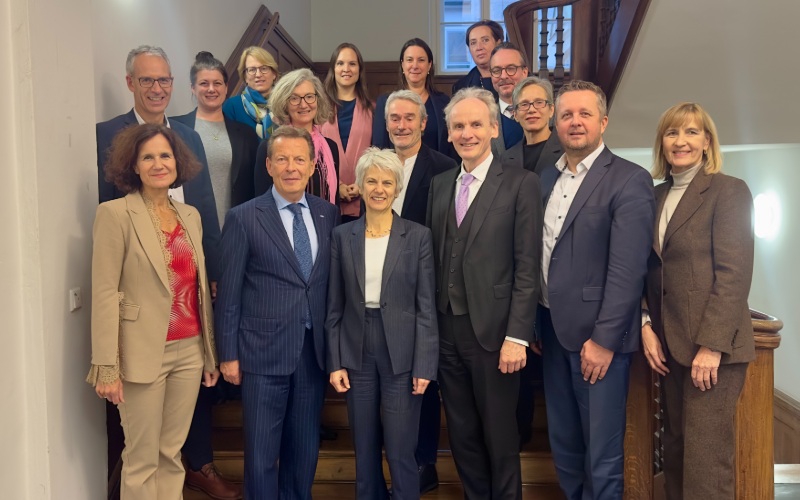 Eine Gruppe von Menschen posiert auf einer Stiege.