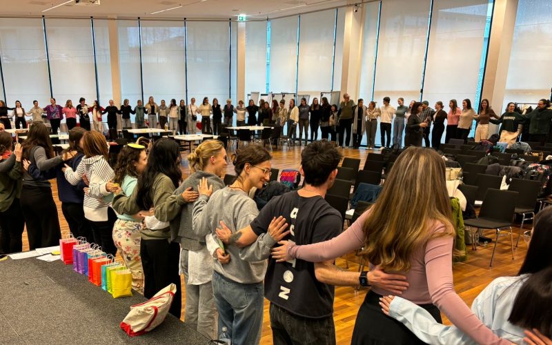 © HCW Menschen stehen in einem Kreis