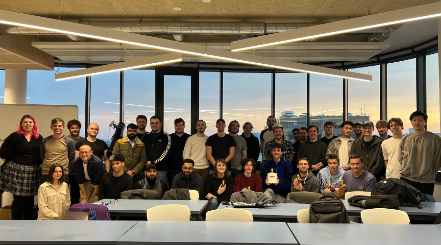 © HCW/Jagoditsch Studierende und Lehrende posieren in einem Lehrsaal an der Hochschule Campus Wien für ein Foto