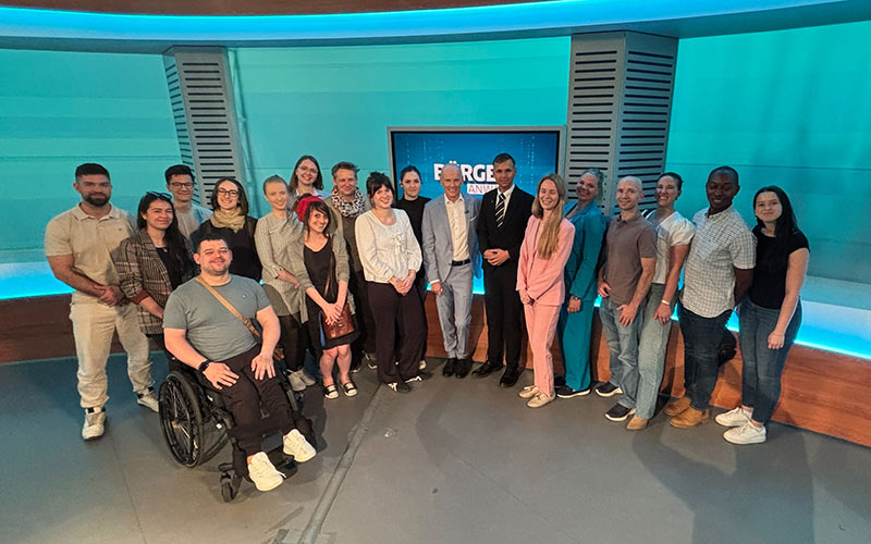 Studierende stehen als Gruppe zusammen im ORF-Studio