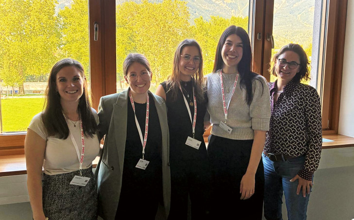 © HCW/privat 5 Personen stehen vor einem Fenster