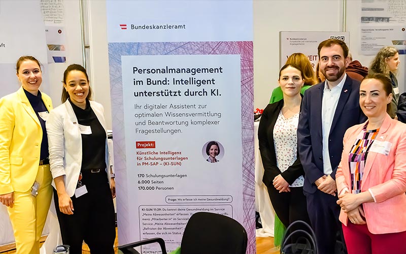 © Marko Kovic Überreichung des Preises mit der Studierenden