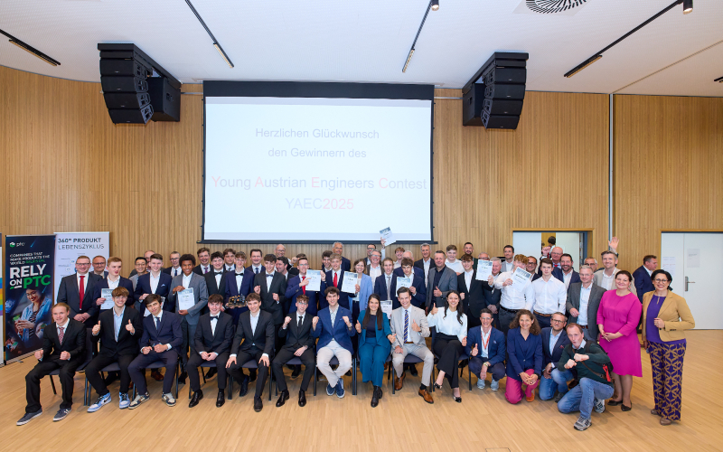 Gruppenfoto der Gewinner des Young Austrian Engineers Contest 2025 an der Hochschule Campus Wien