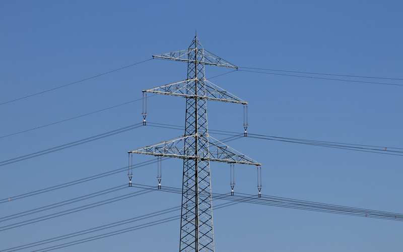elektrische Leitungen eines Strommastens