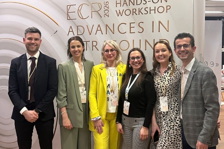 Sechs Personen posieren für ein Foto