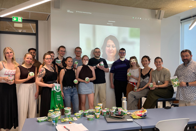 Gruppenbild mit Studierenden