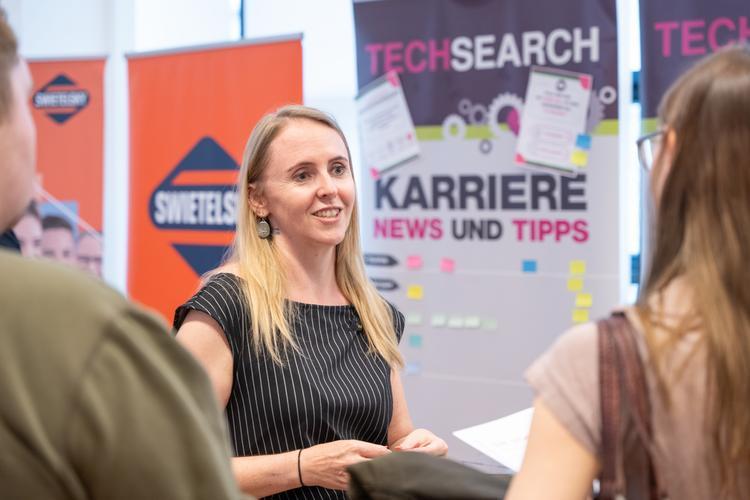 Frau berät Studierende auf der Job- und Karrieremesse Technik 2026