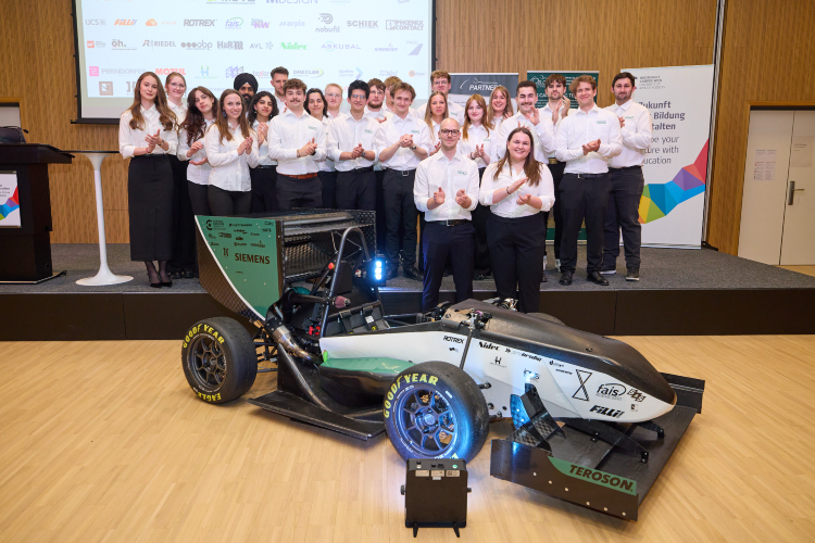 © HCW/Schedl Das Os.Car Racing Team steht zusammen vor dem neuen CR-126h Rennauto