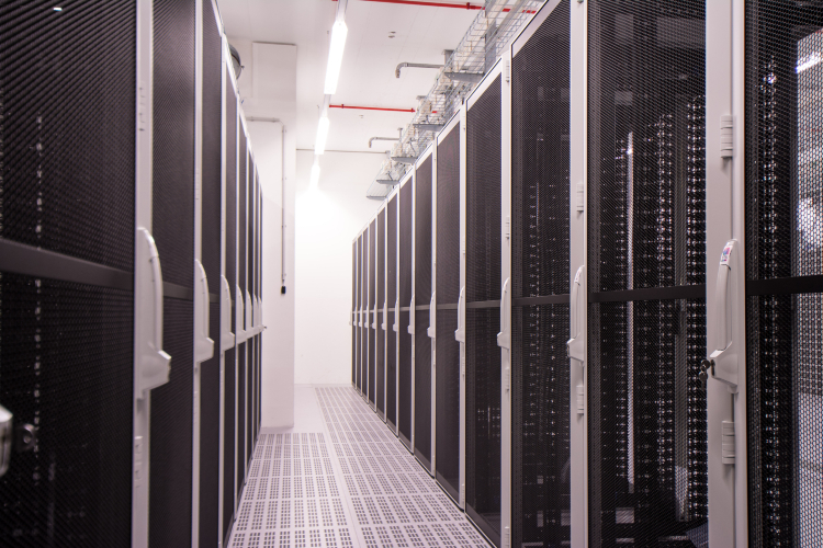 © eww ITandTEL Hightech Datacenter Reihen von Serverracks in einem technisch ausgestatteten Rechenzentrum