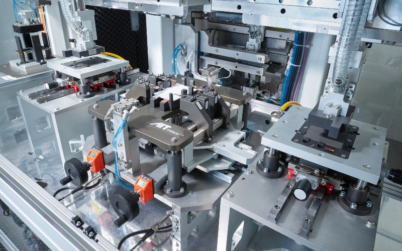 © AIT/Lang Automatisierte Fertigung der Zelle, in der Mitte sieht man den Batteriestack der Pouch-Zelle, der gerade aufgeschichtet wird.