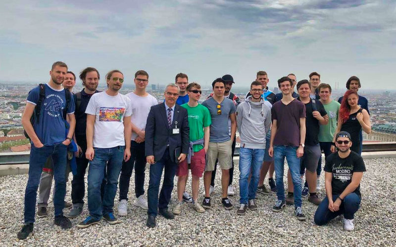 Studierende des Bachelorstudiums High Tech Manufacturing auf dem Dach des AKH Wien