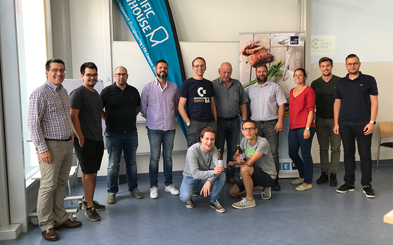 Gruppenbild der Teilnehmer*innen am Qualifizierungsseminar für Bierbrauer*innen. Ganz links im Bild Studiengangsleiter Michael Maurer