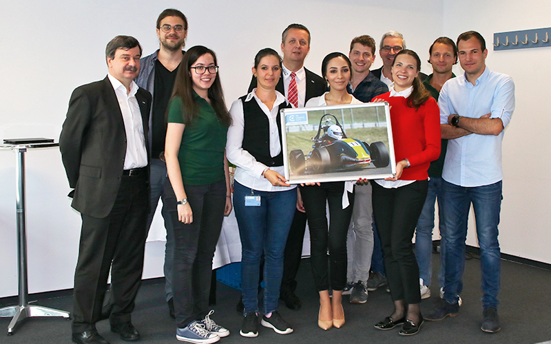 Vertreter*innen der Robert Bosch AG und der FH Camups Wien nach Unterzeichnung des Kooperationsvertrages