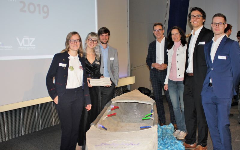 Studierende auf einer Bühne runfdum ein Betonkanu