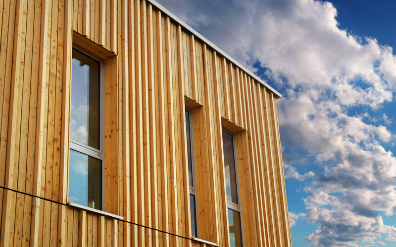 Haus in Holzbauweise mit Himmel