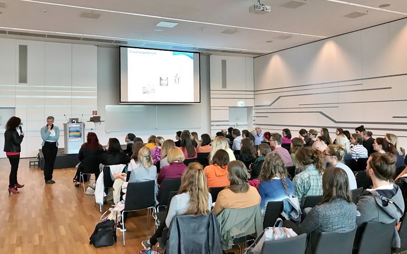 Saal mit ZuhörerInnen und Präsentation