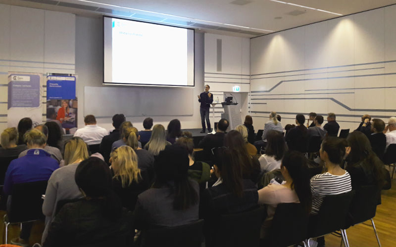 Vortragender Mathias Tausig vor Publikum bei den Campus Lectures IT-Security