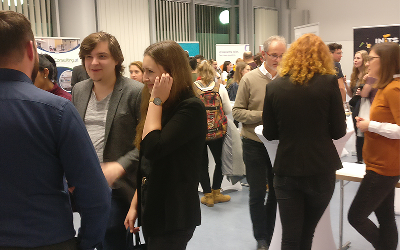 Studierende, Absolvent*innen und Interessent*innen mit Unternehmensvertreter*innen im Gespräch am Applied Life Sciences Career Day 2019
