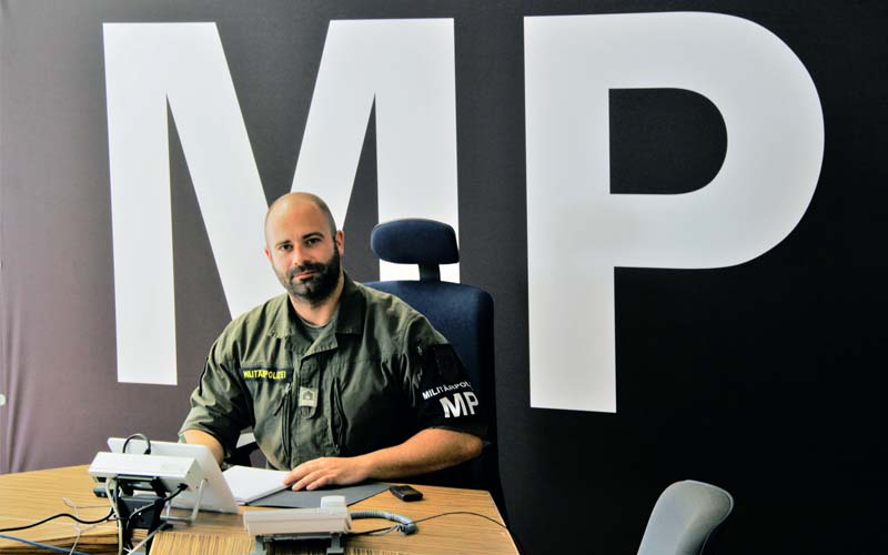 Studierender Martin Tod sitzt an seinem Schreibtisch im Stab vom Kommando Militärpolizei 