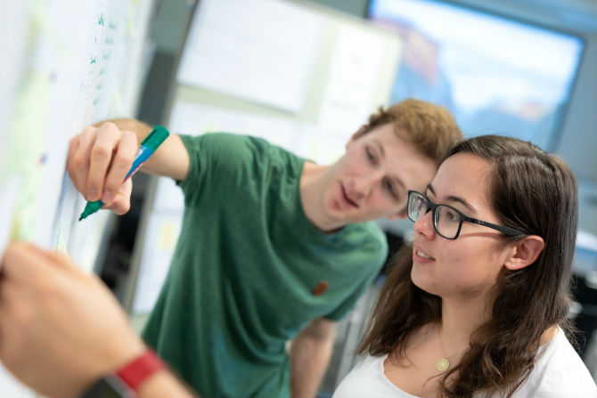 Team I.S.A. der FH Campus Wien beim Entwickeln seiner Idee, Foto (c) Wiener Stadtwerke