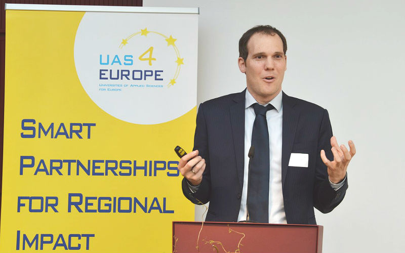 Studiengangsleiter Franz Werner präsentiert das Forschungsprojekt ReMIND, Foto © FKPH & Jonathan Lambrecht