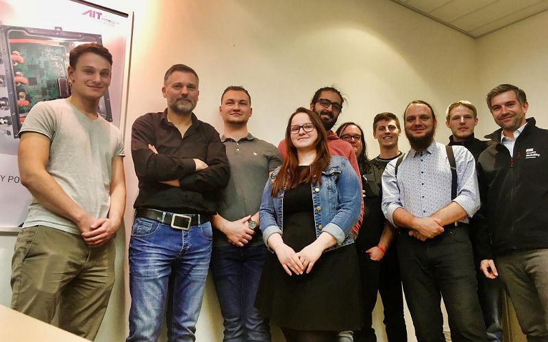 Studierende des Masterstudiengangs Green Mobility mit Studiengangsleiter Andreas Petz (2. v.l.) und Hubert Grün, AIT (5. v.r.) Studierende des Masterstudiengangs Green Mobility mit Studiengangsleiter Andreas Petz (2. v.l.) und Hubert Grün, AIT (5. v.r.)