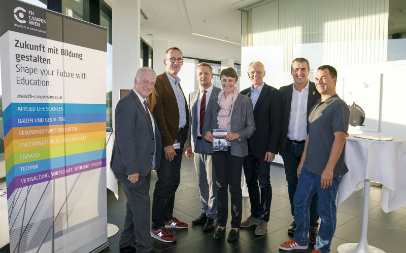 © HCW/Diesner v.l.n.r.: Gerhard Blöschl, Bezirksvorsteher-Stv. Favoriten, Horst Rode, CFO Hochschule Campus Wien, Heimo Sandtner, Vizerektor für Forschung und Entwicklung Hochschule Campus Wien, Silvia Mériaux-Kratochvila, Departmentleiterin Gesundheitswissenschaften Hochschule Campus Wien, Siegfried Reich, Geschäftsführer Salzburg Research, Alois Bachmaier, Obmann Wiener Gebietskrankenkasse, Klaus Widhalm, Lehre und Forschung Hochschule Campus Wien