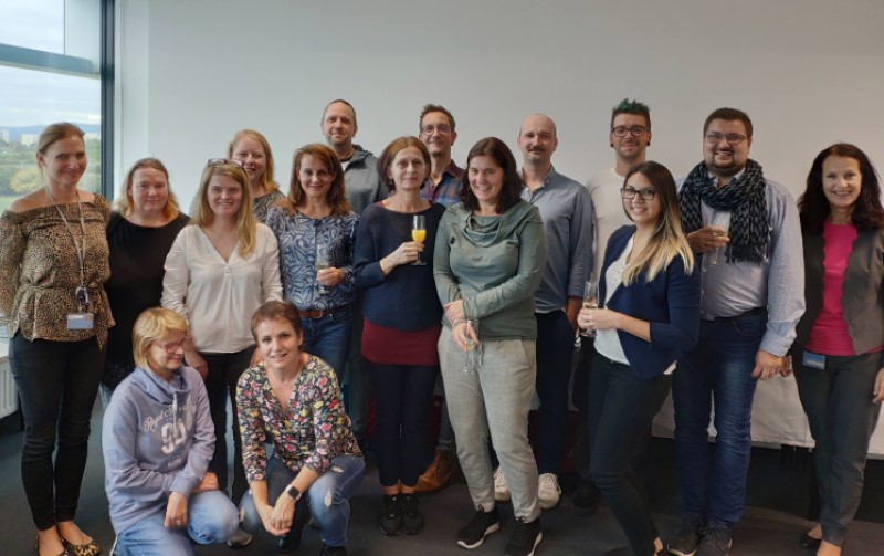 eine Gruppe an Frauen und Männern