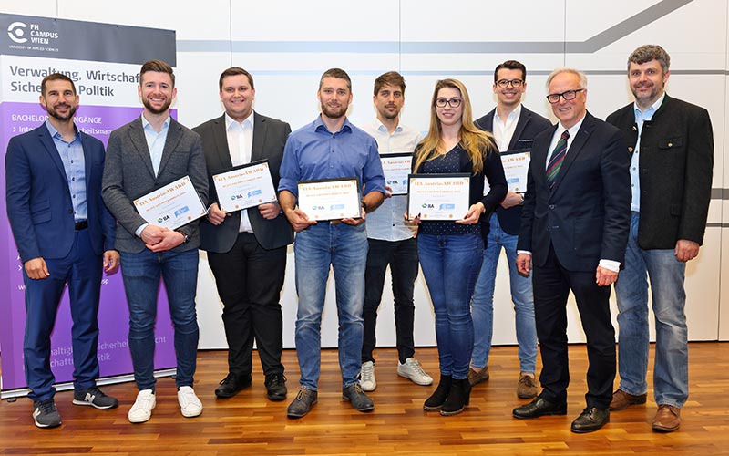 Die Veranstalter der Challenge mit dem Siegerteam