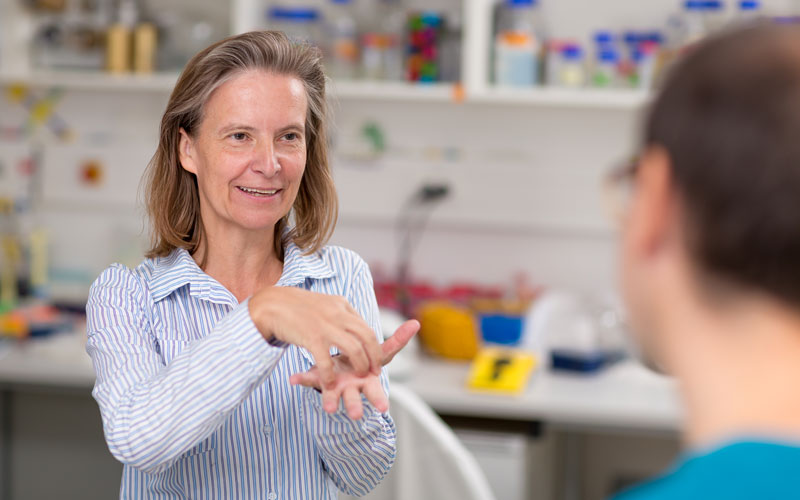 Biotechnologin Ines Swoboda im Labor im Gespräch