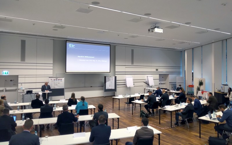 Menschen sitzen bei einem Vortrag in einem Hörsaal