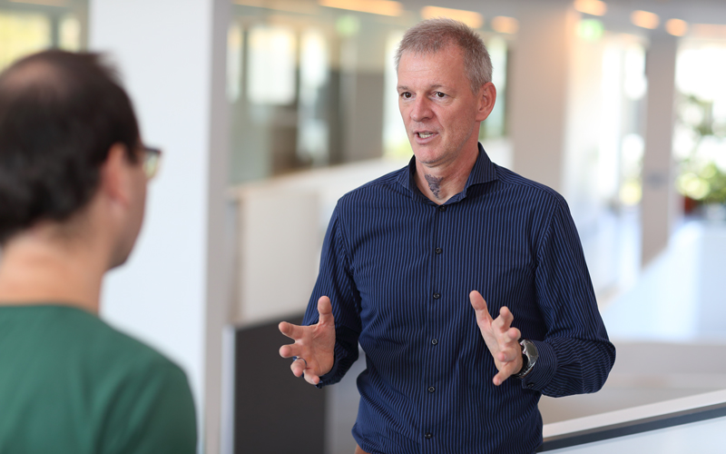 Martin Aichholzer im Interview © HCW/Schedl Ein Mann im Gespräch mit einem zweiten Mann © Hochschule Campus Wien/Schedl