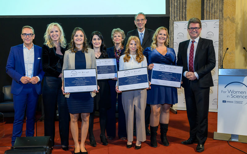 Gruppenbild mit Preisträgerinnen und dem Wissenschaftsminister
