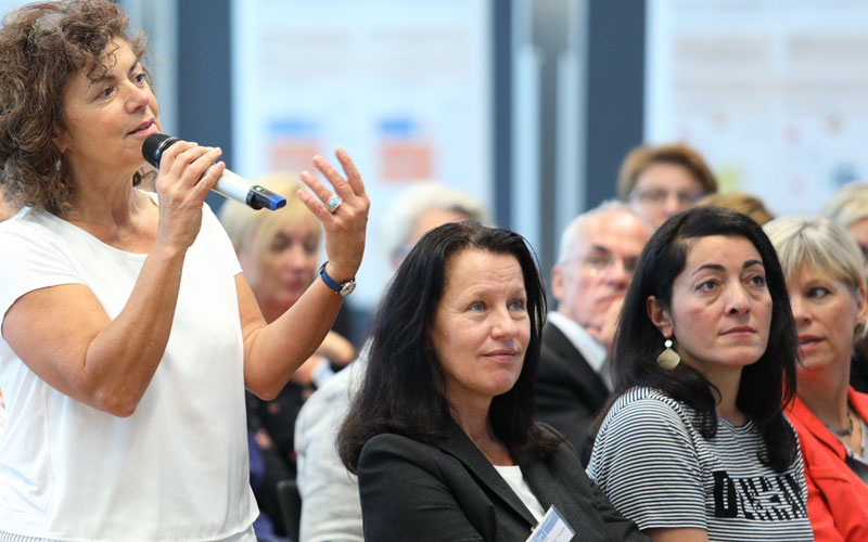 Eine Frau aus dem Publikum stellt eine Frage