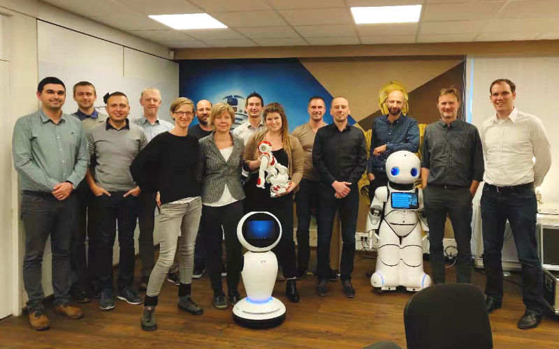 Das Konsortium von ReMIND mit den verwendeten Roboter-Modellen