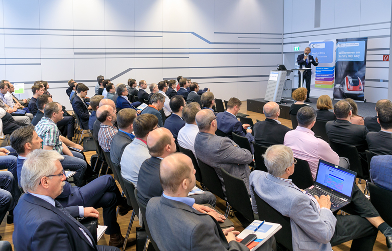 Publikum hört Keynote zu