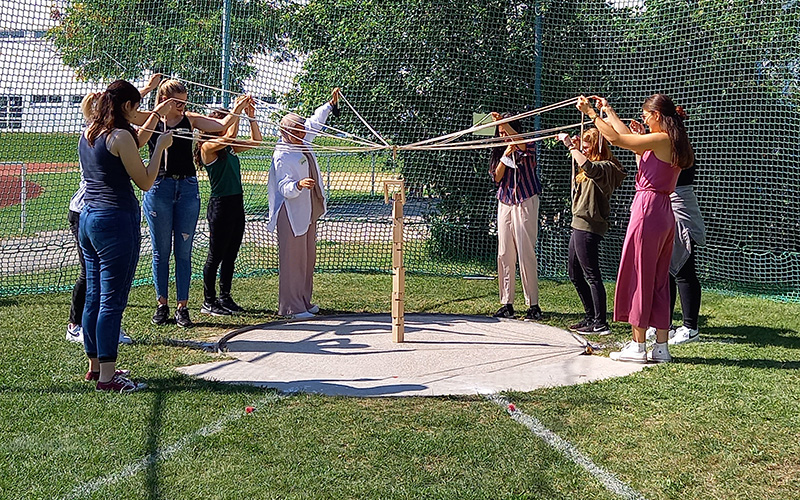 Bei „Fröbelturm“ stapeln die Erstsemestrigen in Gruppen zu ca. zehn Personen gemeinsam einen Turm aus Holzklötzen. 