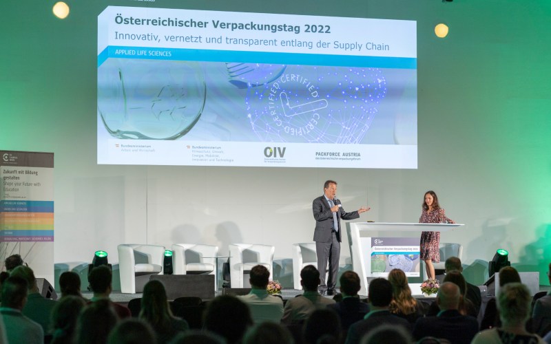 (c) FH Campus Wien / Bubu Djumic PVor einem Publikum ein Mann und eine Frau auf der Bühne