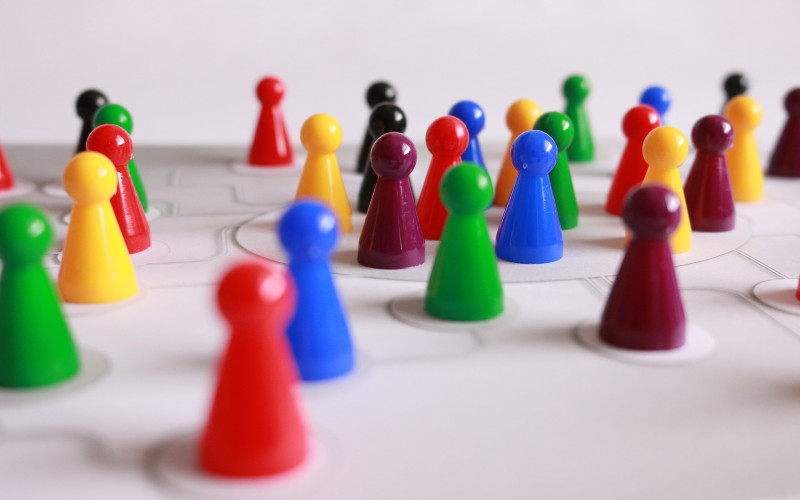 Bunte, vernetzte Spielfiguren