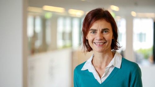 Lächelndes Portraitfoto von Angelika Obermayr