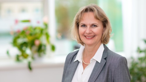 Lächelndes Portraitfoto Susanne Fesl