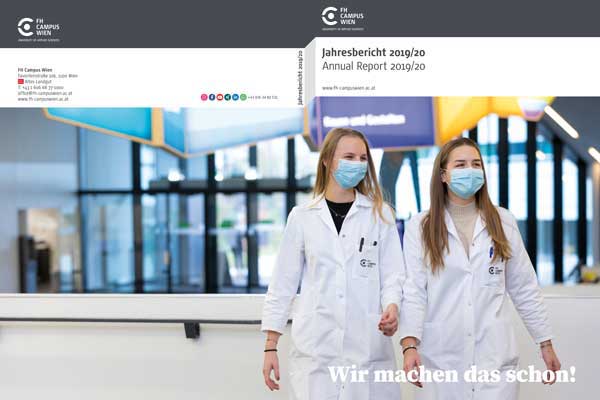 Zwei Frauen in Labormantel tragen Gesichtsmasken