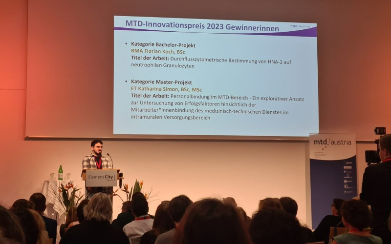 © HCW Junger Mann steht bei einem Podium