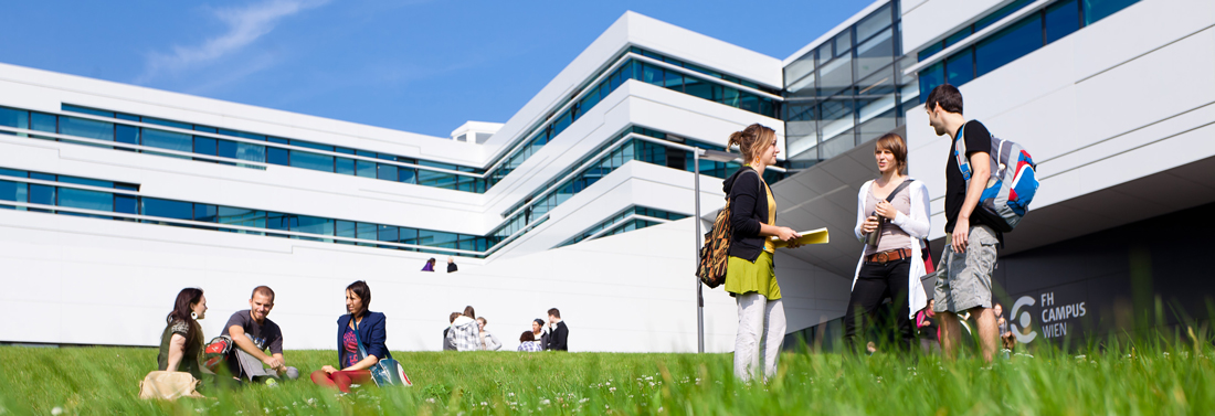Studierende hüpfen auf Wiese