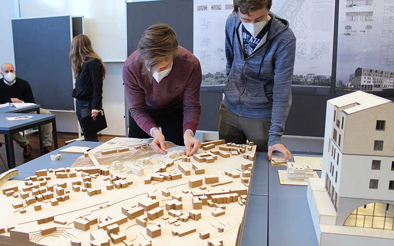 Personen working on on table on a design draft