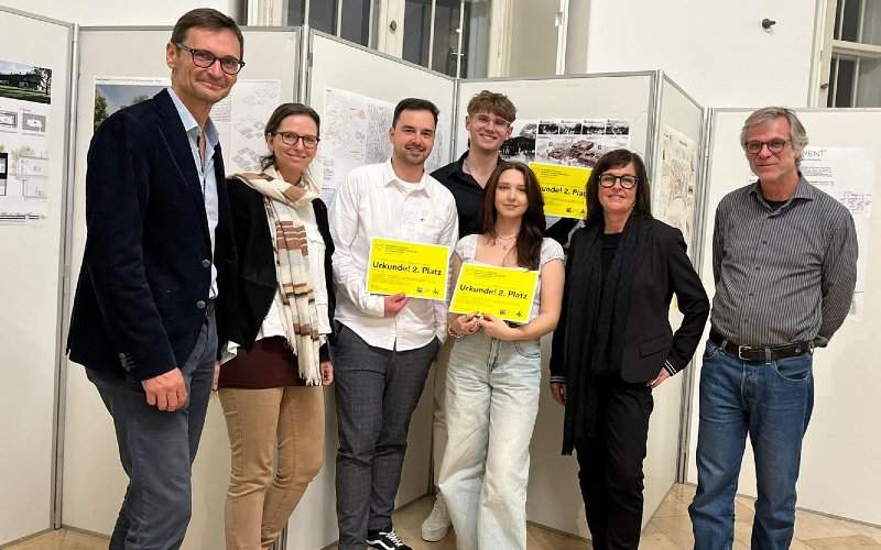 Studierende des Bachelorstudiums zeigen Ihre Urkunden für den 2. Platz