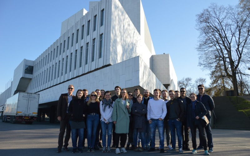 Masterstudierende vor der Finlandia Halle 
