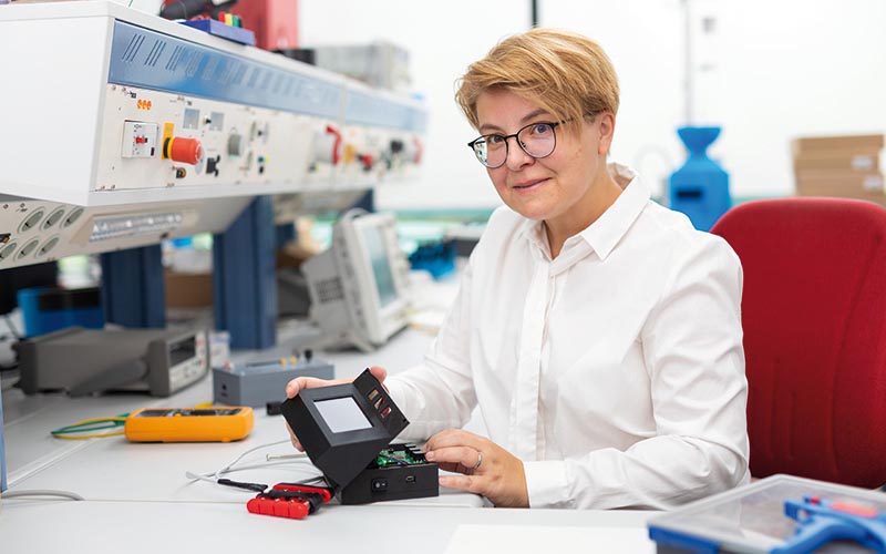 Eveline Prochaska im Büro