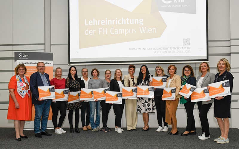 Gruppenfoto der Praxisgeber*innen mit Lehreinrichtungstafeln